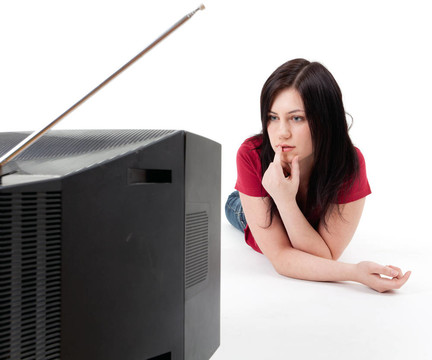 躺在地板上看電視的年輕女子