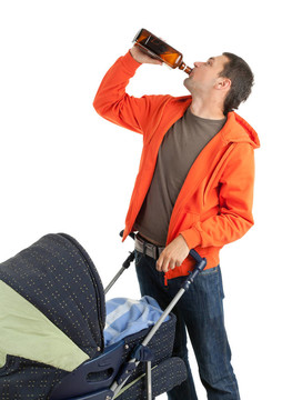年輕的父親與嬰兒車飲酒棕色瓶