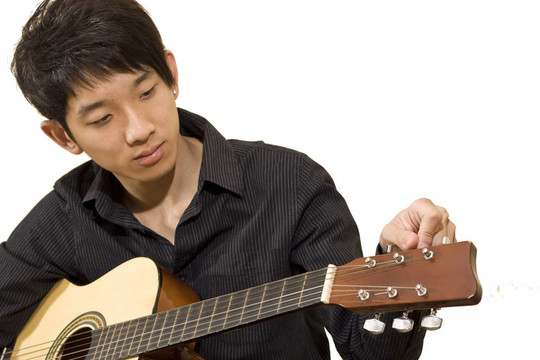 亞洲男孩彈吉他