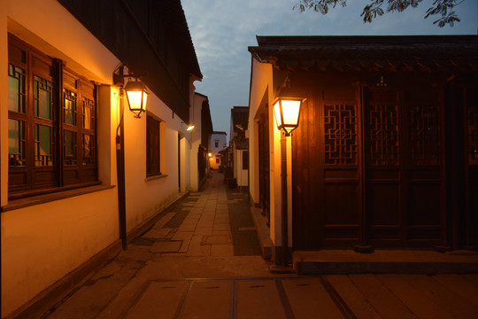 夜幕下的朱家角古鎮(zhèn)小巷