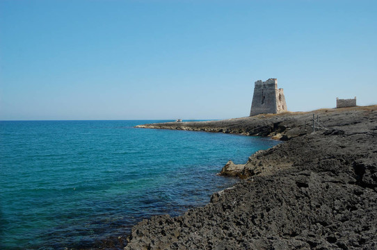 古老的塔的海岸線；Apulia；加爾加諾；意大利