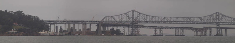 奧克蘭這邊新建橋背后全景在霧天灣大橋；Yerba Buena島也有。起重機；工人和bargages施