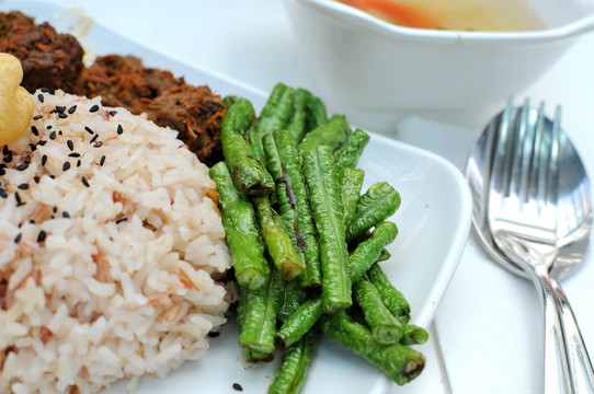 健康糙米紅米飯和豆子