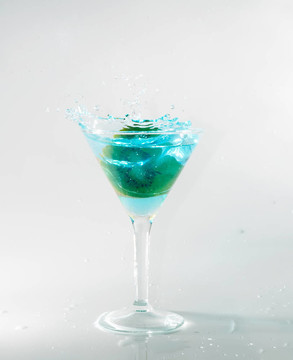 在藍(lán)色馬蒂尼上白色