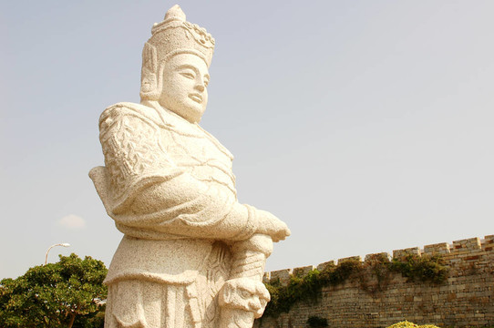 一個古代武裝士兵的雕像