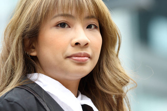 現(xiàn)代戶外建筑走廊中的年輕魅力商業(yè)女性。