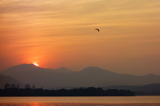 浙江杭州西湖風光夕陽日落紅霞