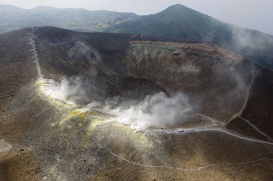 埃奧利群島島火山活動；