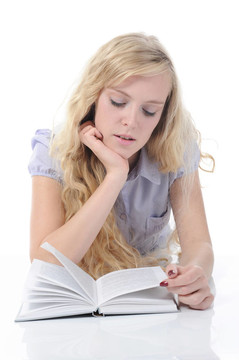 年輕女孩閱讀書