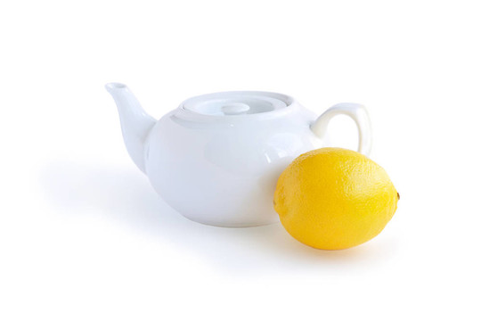 白色的茶壺和檸檬