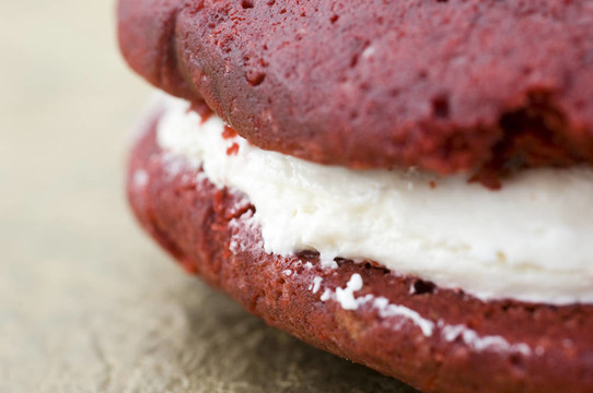 靠近紅色天鵝絨whoopie餡餅