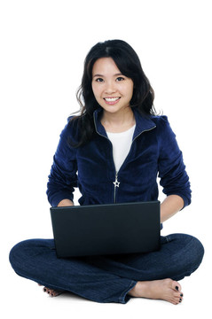 帶筆記本電腦的開(kāi)朗的女人