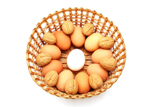 籃子里有堅(jiān)果的雞蛋