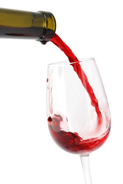 酒倒入玻璃杯