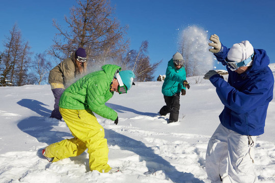 玩打雪仗