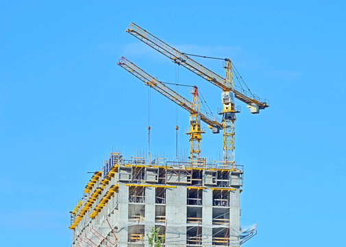 建筑起重機(jī)和建筑在藍(lán)天建設(shè)