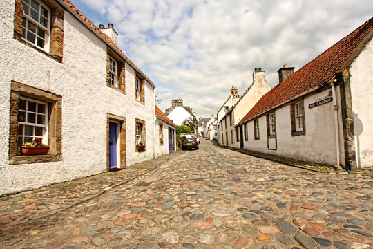 古老的街道和房屋在Culross；法夫；蘇格蘭