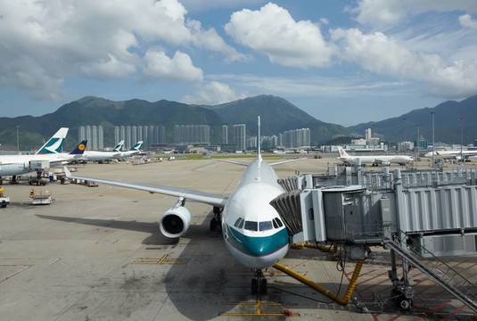 Hong Kung；中國；七月；第二十一；2011：香港國際機(jī)場(chǎng)航班的登機(jī)手續(xù)
