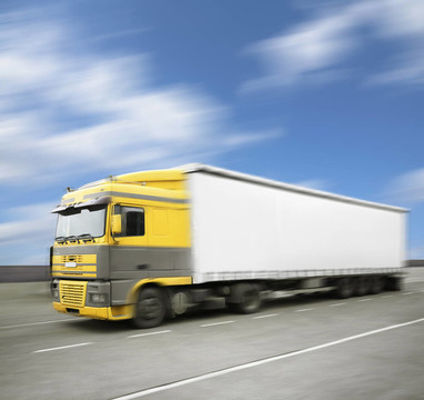 公路白色卡車