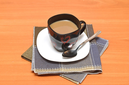 帶巧克力的黑熱咖啡杯