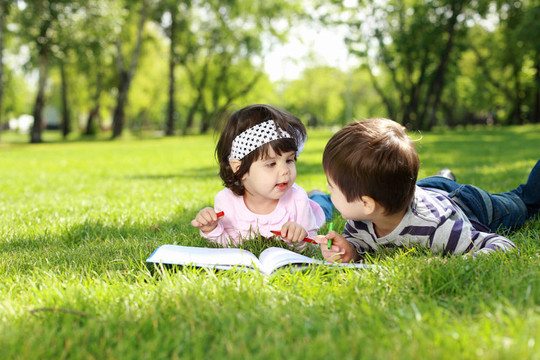 公園里的孩子們?cè)谧x一本書