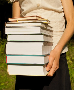 少女抱著一堆書