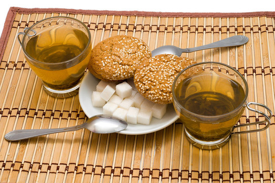 兩杯茶；糖和餅干