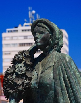 一個(gè)女人的雕像；Aveiro；葡萄牙