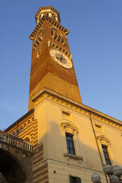 維羅納（威內(nèi)托大區(qū)；意大利）；中世紀的塔叫Torre dei Lamberti晚上