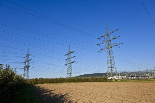 電廠在美麗多彩的草地