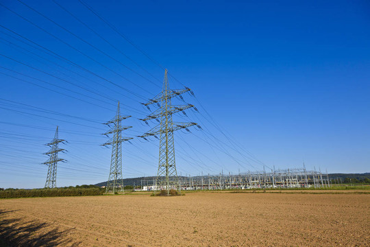電廠在美麗多彩的草地