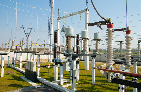 高壓開關(guān)和斷路器的變電站總體觀