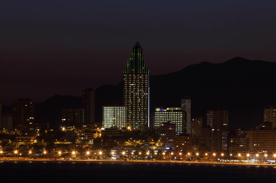 高層旅館建筑在貝尼多姆的海岸；西班牙