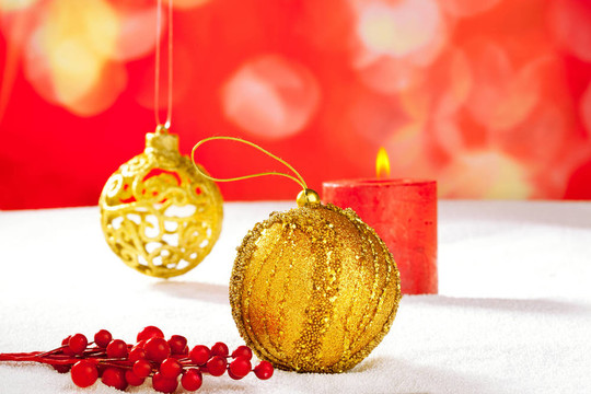 金色的baubleand蠟燭的圣誕卡