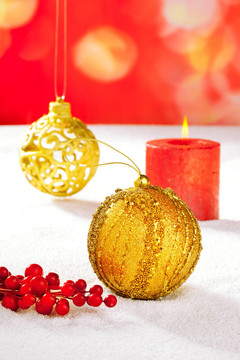 金色的baubleand蠟燭的圣誕卡