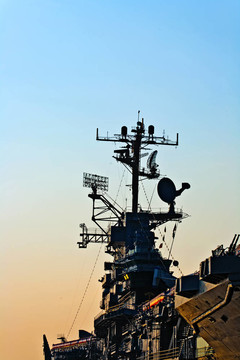 夕陽中的航空母艦