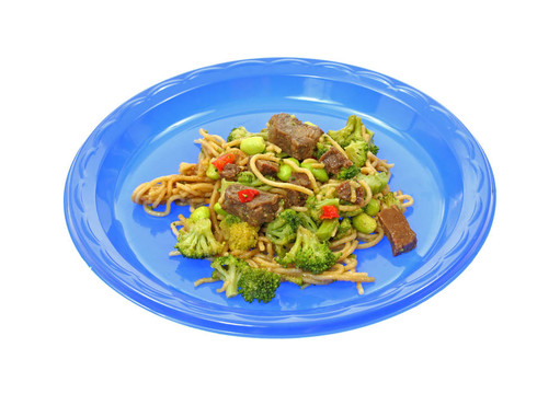 藍(lán)板上的牛肉和面條的炒