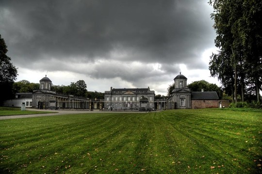 瑟內(nèi)夫城堡和公園在Wallonia