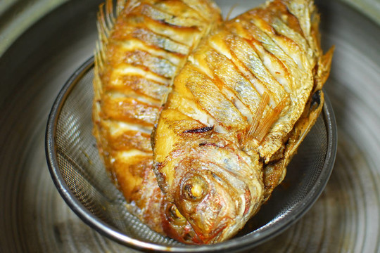 油炸的魚。