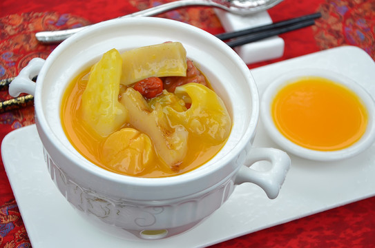 鮑參翅肚煲