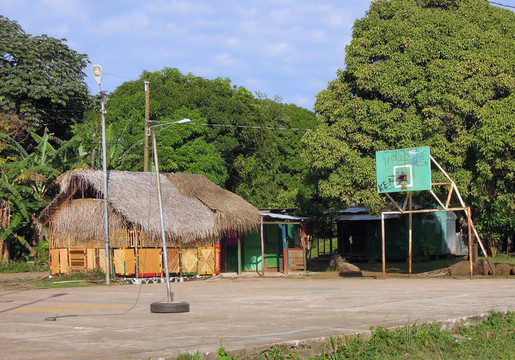 茅草屋頂?shù)牟蛷d酒吧玉米島nicaragu籃球場(chǎng)