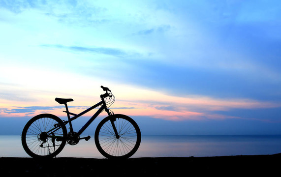 海灘上的自行車剪影