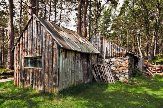 Loch附近的一個廢棄的小屋eilein