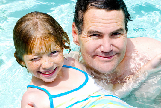 爸爸和Daughter Swim Lesson