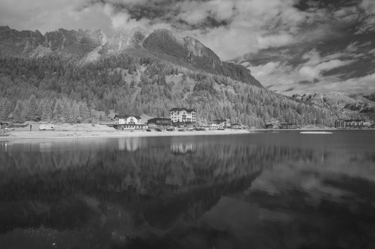 Dolomites紅外景觀；意大利