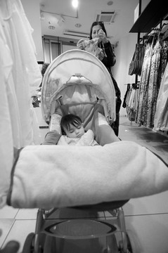 睡在一家商店里的嬰兒