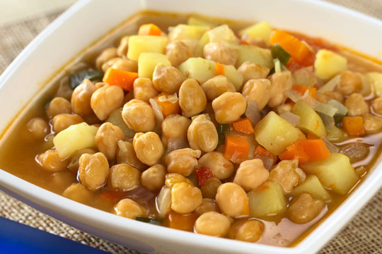 胡蘿卜素的鷹嘴豆湯；土豆；洋蔥和韭菜（選擇性焦點(diǎn)；焦點(diǎn)三分之一入碗中）