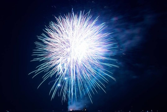 煙花爆竹；敬禮