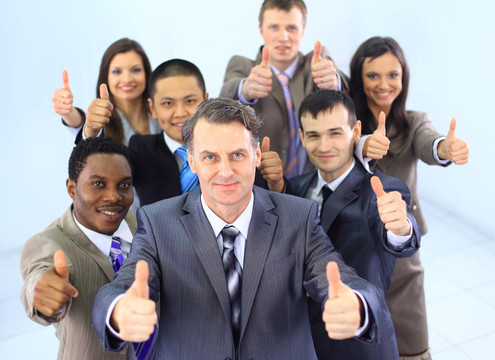 企業(yè)認可-自信的年輕同事的肖像豎起大拇指標志