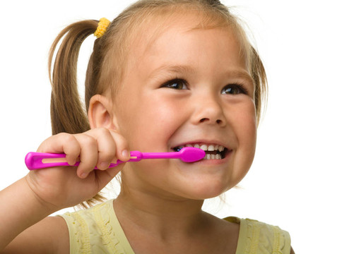 小女孩用牙刷清洁牙齿
